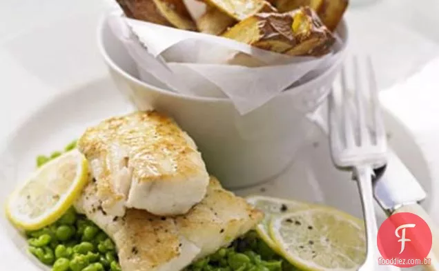 Peixe E Batatas Fritas Com Ervilhas Pastosas