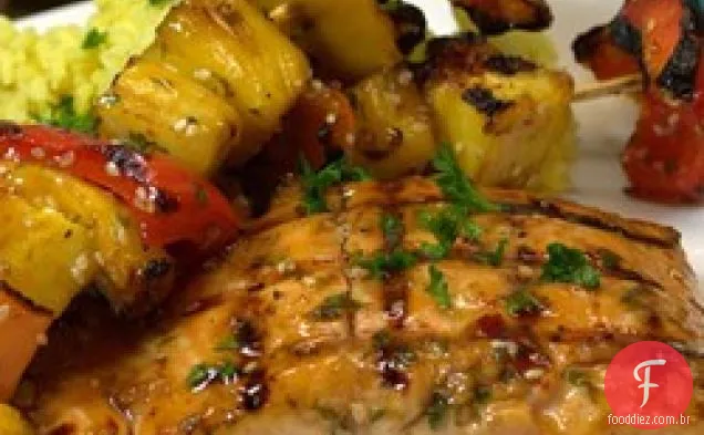 Espetos de salmão e frutas para churrasco