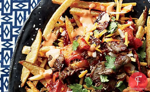 Batatas fritas com Bulgogi e Kimchi caramelizado