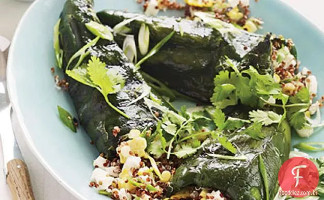 Quinoa-Poblanos recheados com molho Romesco grelhado