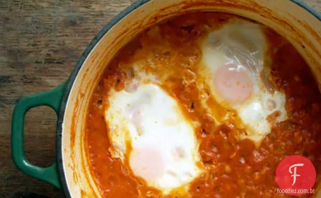 Ovos Em Um Purgatório Picante De Grão De Bico