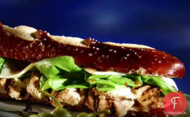 Sanduíche de frango grelhado em baguete de Pretzel com mostarda Cítrica