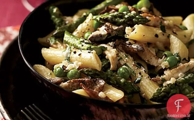 Penne com aspargos, ervilhas, cogumelos e creme