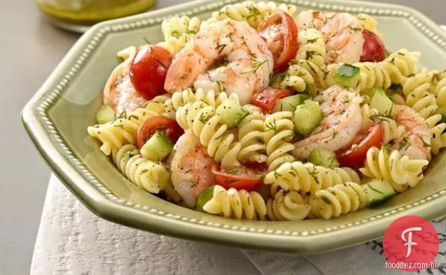 Salada de macarrão com camarão escalfado e molho de limão e endro