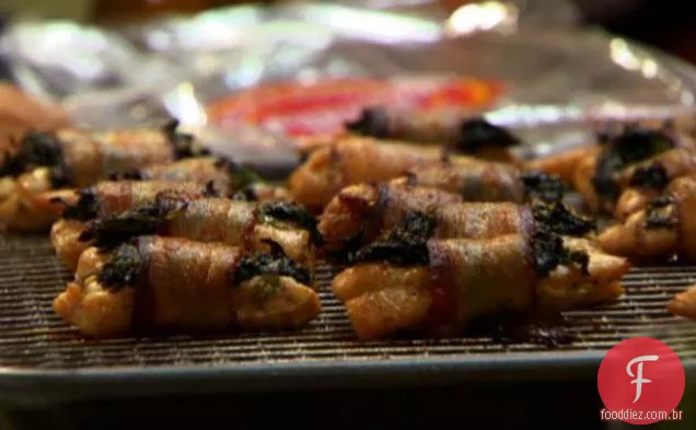 Mergulhadores de Fondue: frango embrulhado com bacon com espinafre, legumes escaldados e maçãs