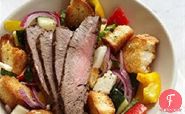 Salada Panzanella com bife de flanco de bisonte