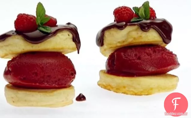 Mini panquecas com sorvete de framboesa e molho de Chocolate