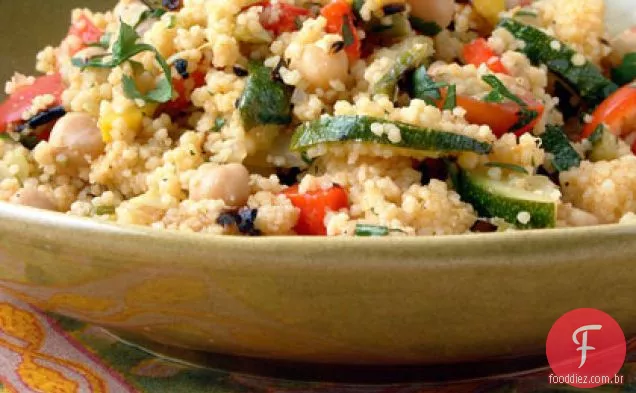 Legumes grelhados e grão de bico com cuscuz
