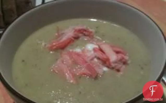 Sopa de batata de aspargos e Yukon Gold com creme azedo de Caranguejo e cebolinha