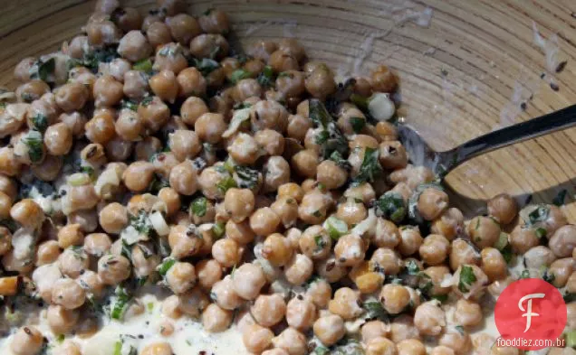Salada de grão de bico com especiarias indianas com iogurte e ervas