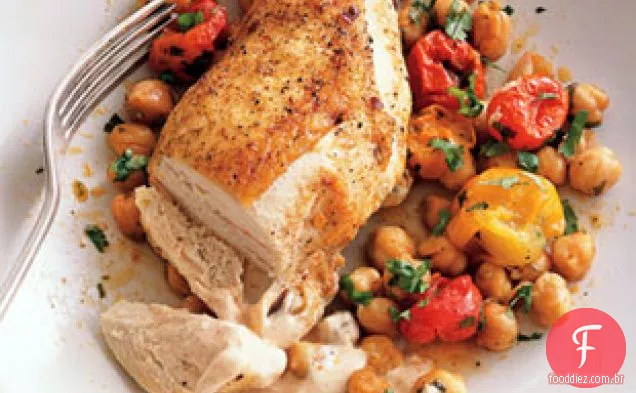 Peitos De Frango Assados Com Feijão De Garbanzo, Tomate E Páprica