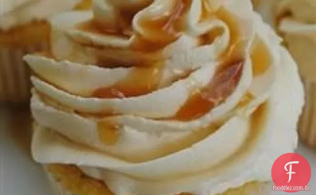 Cupcake de amêndoa com cobertura de Creme De Manteiga De Caramelo Salgado