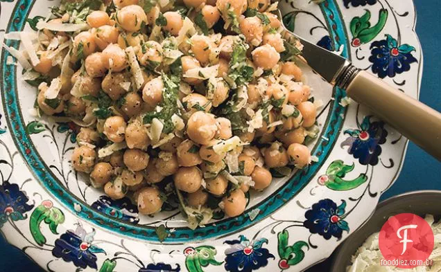 Salada de grão de bico com limão, parmesão e ervas frescas