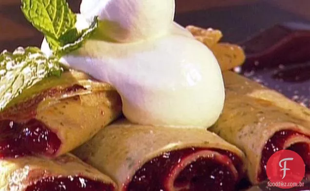 Crepes com geléia de mirtilo