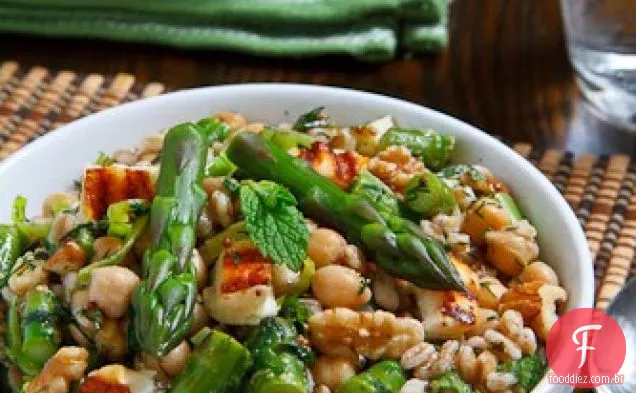 Espargos, Halloumi e Grão De Bico Farro salada