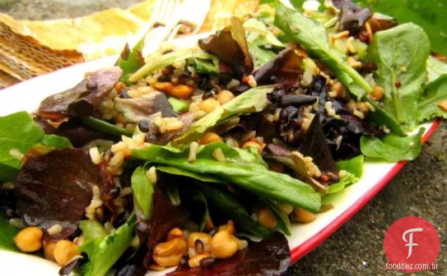 Salada De Arroz E Verduras Misturadas Com Tâmaras, Castanha De Caju E Grão De Bico