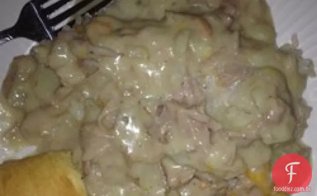 Fogão lento Peru e batatas