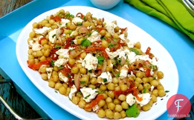 Salada De Grão De Bico Com Tomates Secos, Feta E Um Punhado De Ervas