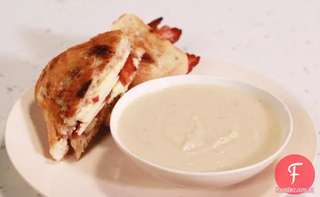 Sopa cremosa de maçã e raiz de aipo com cheddar grelhado, Bacon e Sanduíche de mostarda com mel de maçã