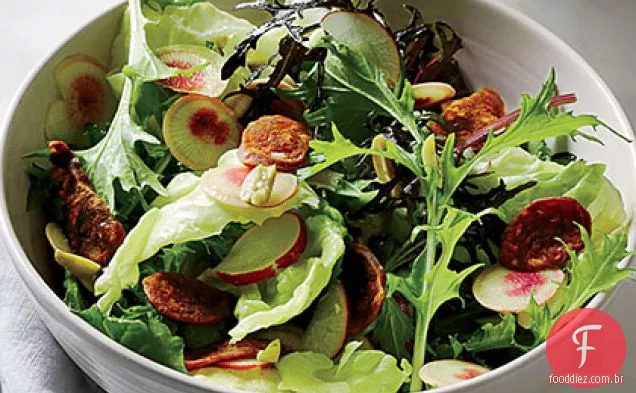 Salada verde com chouriço