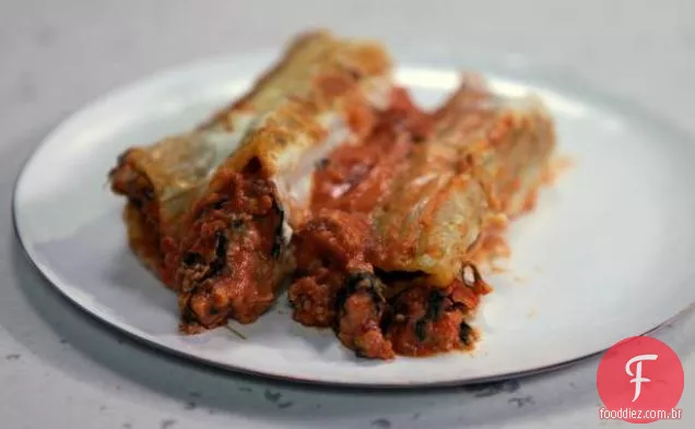Vitela ou peru e espinafre Manicotti