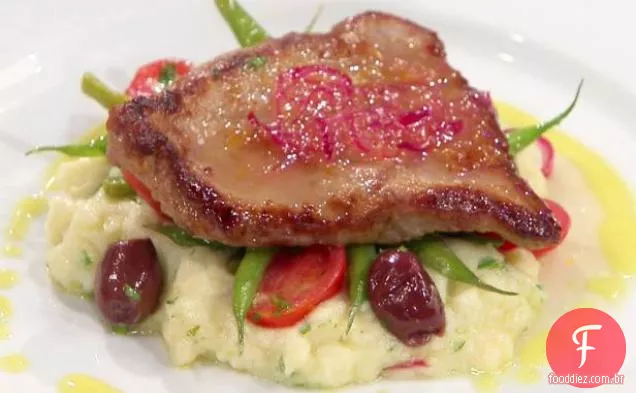 Vitela Paillard com molho de limão, salada Haricot Verts e purê de batatas vermelhas