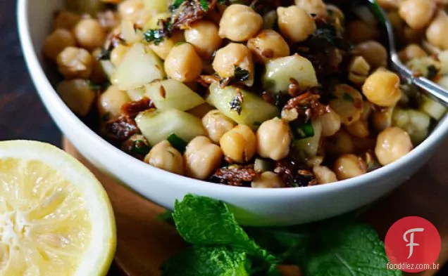 Salada De Grão De Bico Quente Com Cominho E Alho