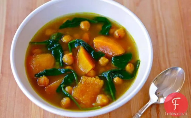 Sopa vegana de abóbora e grão de bico