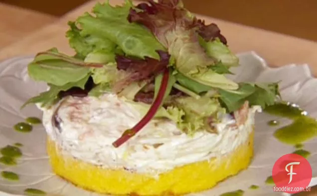 Polenta de laranja grelhada coberta com salada de Carne De Caranguejo e óleo de ervas