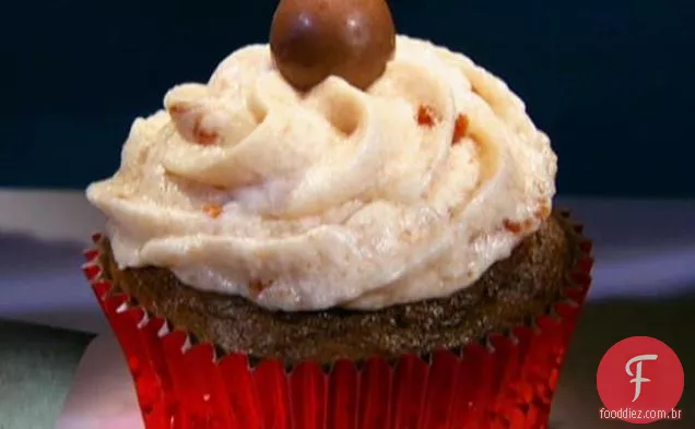 Queques dobro da loja do Malte do Chocolate com Buttercream da cereja-baunilha