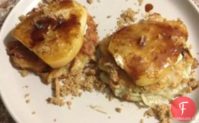 Latkes de batata com peras caramelizadas, queijo de cabra e chuvisco de vinagre de xerez