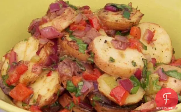 Nova salada de batata grelhada com pimentão e cebola
