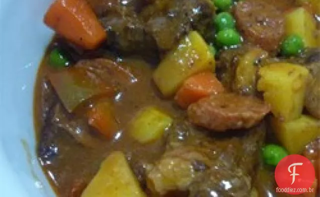 Caldereta (guisado Filipino de carne e chouriço)