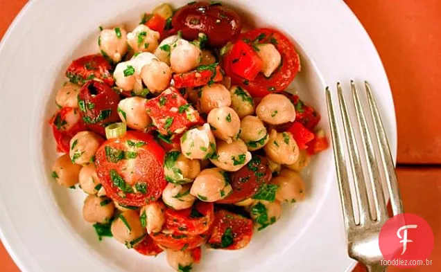 Salada de grão de bico com chouriço (garbanzos Aliñados Con chouriço)