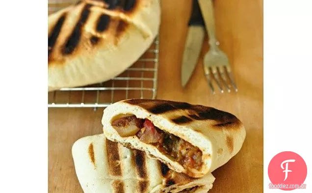Pão Achatado Recheado Com Batatas Fritas, Espinafre E Grão De Bico