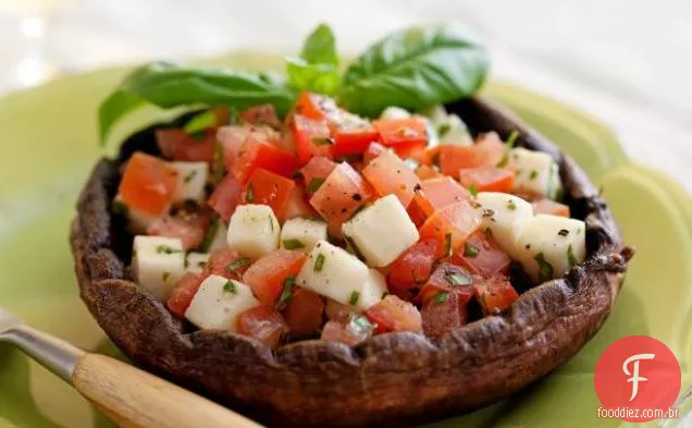 Cogumelos portobello grelhados com tomate e mussarela fresca