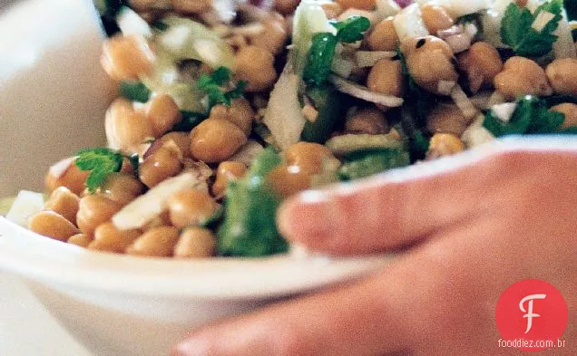 Salada quente de grão de bico, erva-doce e salsa