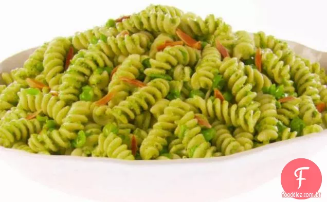 Fusilli com Pesto De Ervilha e mussarela defumada