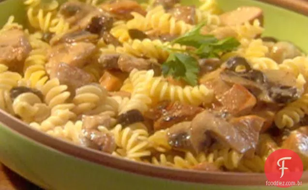 Fusilli cremoso com cogumelos e frango