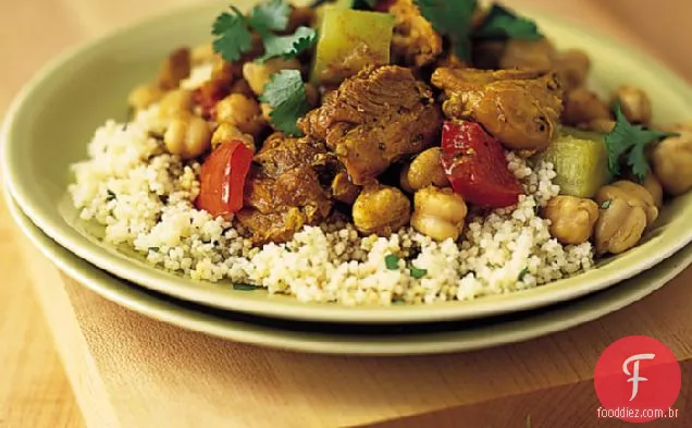 Cuscuz com frango com curry e grão de bico