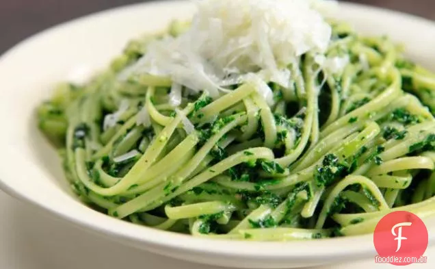 Linguini com couve Pesto