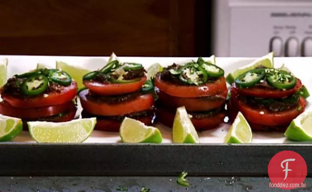 Napoleão de tomate picante com feijão preto