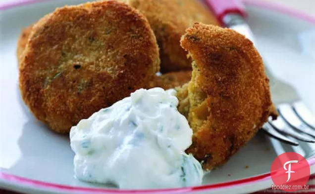 Falafel crocante com molho de iogurte