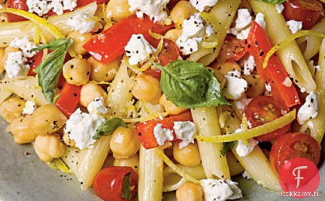 Penne com Grão De Bico, Feta e tomate