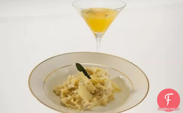 Caçarola de caranguejo e Brie com cobertura de migalhas de cogumelos selvagens