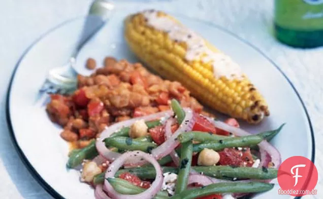 Feijão verde, grão de bico e salada de tomate