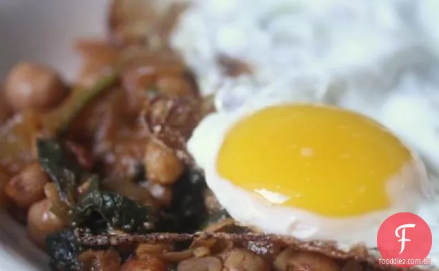 Espinafre Espanhol E Guisado De Grão De Bico Com Ovos Fritos