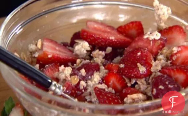 Muesli caseiro com bagas vermelhas