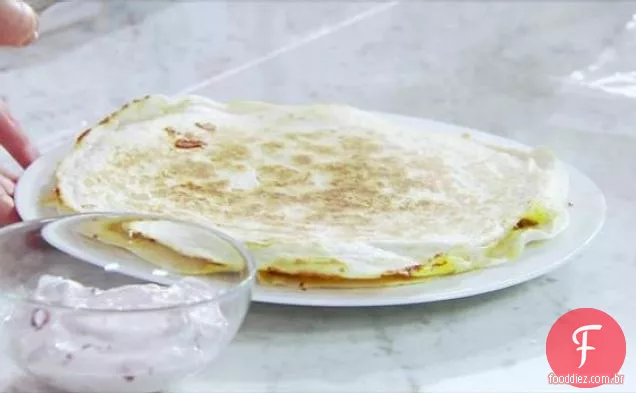 Rodada 2-Quesadilla de ação de Graças com molho de molho de Creme De Cranberry