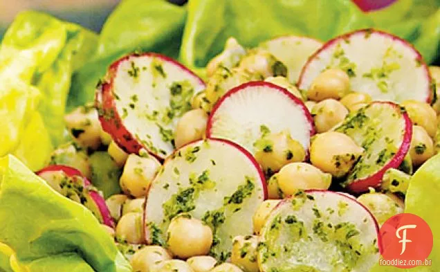 Salada de grão de bico com molho de coentro